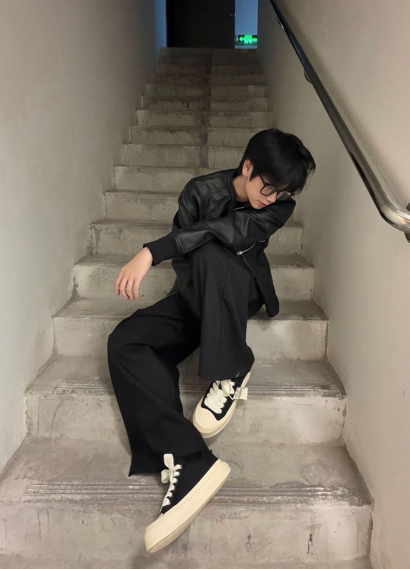 今日的忧郁是黑色系给的